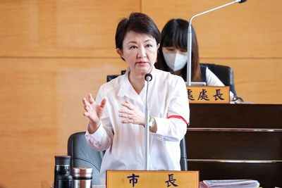 鼓勵高齡長者外出配戴發光臂帶 盧市長:守護長輩夜間安全