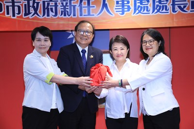 處長沈德蘭(左1)交接予新任處長陳月春(右1),交接典禮由市長盧秀燕(右2)親自主持、行政院人事行政總處人事長蘇俊榮(左2)監交