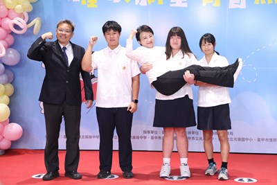 市長被公主抱!中市表揚8043位市長獎學生 盧市長配合擺「超俏皮Pose」最萌合影曝光