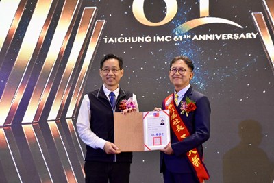 經發局長張峯源(左)頒發新任社長王大榮當選證書