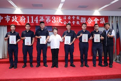 盧市長與警察局長表揚有功人員 (4)