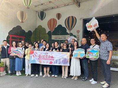 香港旅行社高層看好台中觀光並造訪木匠兄妹木工房