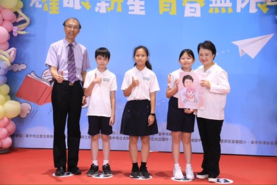 甚至有學生送上市長畫像,現場歡笑聲不斷