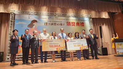 國安國小、富春國小報名人數前三名,獲贈三萬元