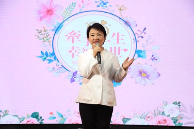 幸福巴士啟航!中市50對新人市府浪漫完婚 盧市長分享婚姻心法:選你所愛、愛你所選!