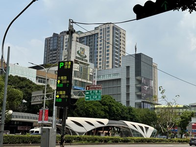 停車動態資訊導引面板採共桿附掛設置，減少公共設施桿件