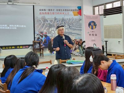 作家林楷倫分享如何將自己魚販的見聞書寫創作出動人的文章