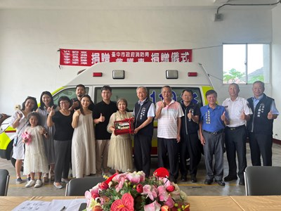 消防局回贈救護車模型予洪鈞意等5人