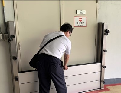 中捷人員測試安裝防洪檔板。