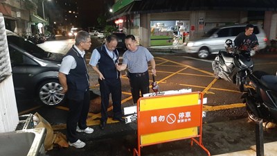 民政局長至西屯大鵬里關心慰問路面積淹水