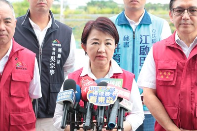 盧市長表示,台中市明日風力與雨量達到停班停課標準,根據最新預報,颱風丹娜絲影響加劇,呼籲市民減少外出、注意安全
