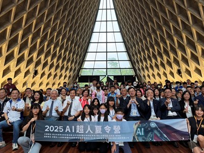 「2025AI超人夏令營」與會貴賓與四所國小學生合影1