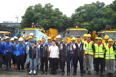 07-台中市長盧秀燕與救災團隊合影_0