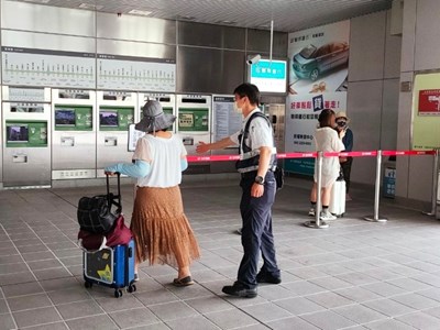 城鎮韌性防空演習期間,搭乘捷運的旅客請於下車後配合引導避難。