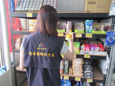食安處稽查人員加強網路揪團購店家之進口零食標示稽查