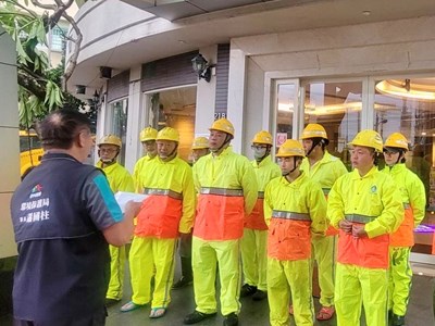 臺中市環保局救災隊伍7月9日清晨集結整裝,蕭國柱隊長現場勉勵同仁堅守崗位、平安救災