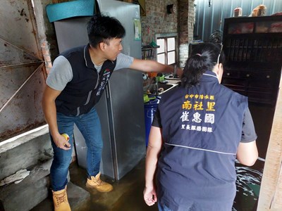 清水區公所團隊前往清水區南社路積水民宅勘災