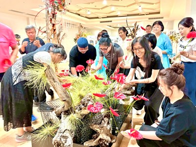 民眾運用草月「連花」技法共同完成作品_0_0