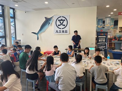 產業故事館工作人員帶領孩子們進行手作體驗