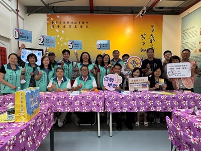 台中市地政士公會游天德理事長率理監事探訪東勢地政所百年檔案展合影_0