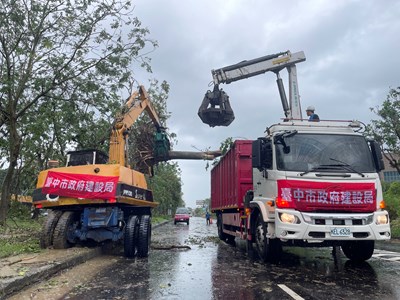 前幾日雨中作業-中市建設局長叮囑確保安全第一_0