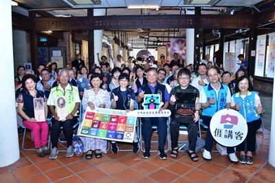 市府客委會副主委魏瑞伸與來賓們為展覽揭開序幕
