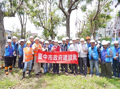 01-建設局長陳大田至嘉義與救災台中隊合影