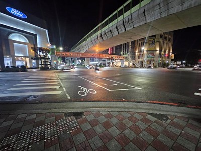 文心路4日晚間出現強烈降雨,有積淹水情形,在雨勢停歇後20分鐘內即快速退去