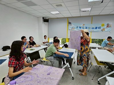為毛孩染出自然色彩 方巾植物染課程傳遞溫暖心意