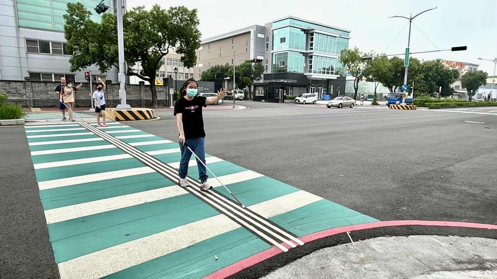臺中市政府全球資訊網-市政新聞-點亮惠明盲生回家路！ 中市府設導盲行穿線、有聲號誌深化人本交通