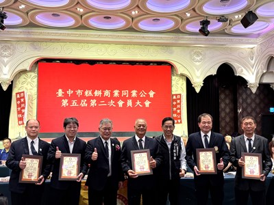 公會參與捐血公益活動,理事長、張局長一同頒發感謝狀表揚