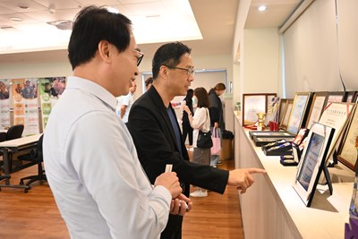 中市府經發局長張峯源率隊走訪生技指標企業「綠茵生技」