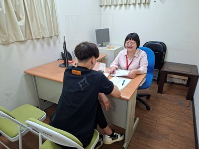 於地院諮商室進行就業諮詢