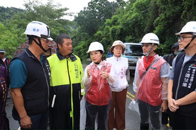 太平區黃竹里竹村路因豪雨崩塌 盧市長勘災指示:全力搶通、保障居民安全 (6)