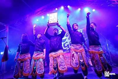 震樂堂係以宮廟搖滾為演出主軸，在國際音樂祭現場展現台灣文化創意。(照片來源：FUJI ROCK、リン（YLC Photography）