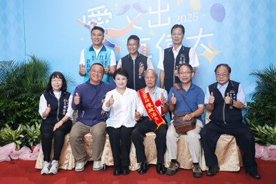 盧市長與模範父親們合影 (1)
