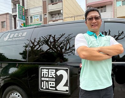 市民小巴駕駛林銘彥榮獲2024年金運獎偏鄉優良駕駛榮譽。
