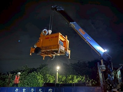 吊運抽水機至定點