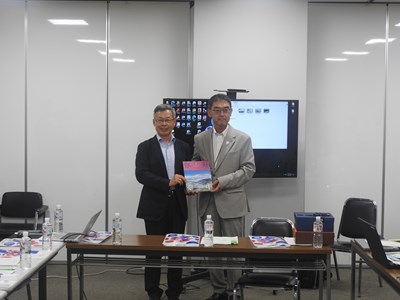 1、陳大田局長將最新編印的《你好・台中》致贈寺川局長_0_0