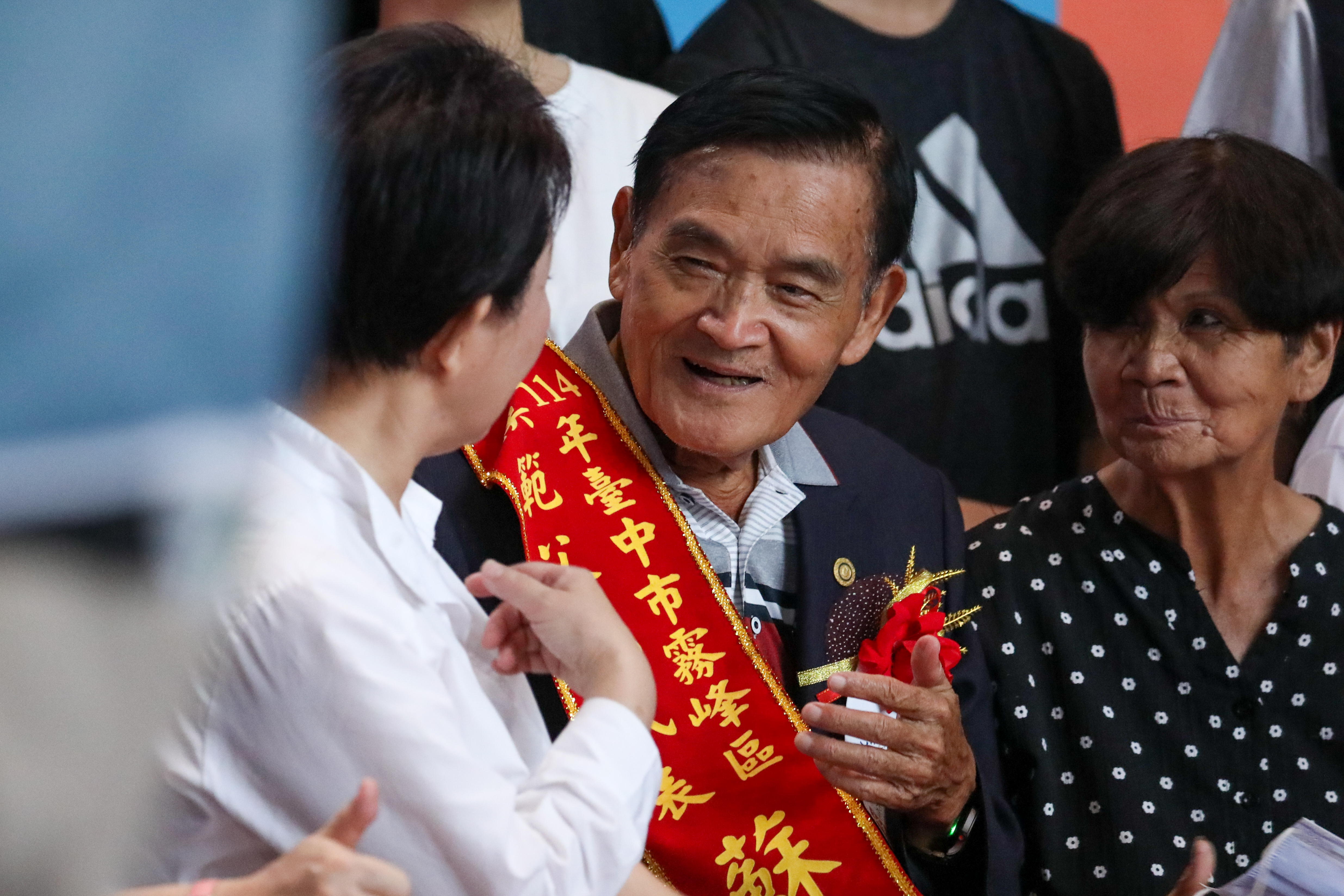 臺中市政府全球資訊網-市政新聞-台中爸爸各懷絕技!盧市長與400模範父親合照 「他」興建無數大廟