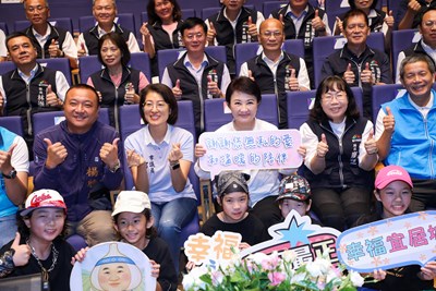 台中爸爸各懷絕技！盧市長與400模範父親合照 「他」興建無數大廟