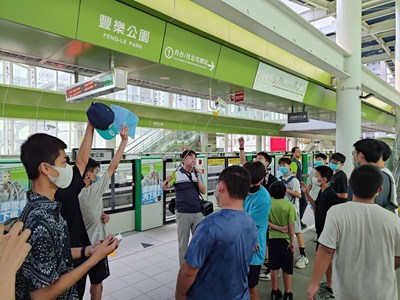 參訪過程中進行有獎徵答，小朋友爭先回答。