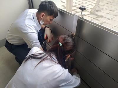 中捷人員進行防洪擋板安裝測試。