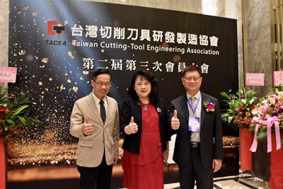 張局長、李理事長與太平區太平工業區廠商協進會理事長郭璦玫(中)_0