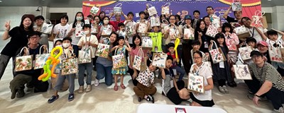 中山堂夜宿民眾帶著DIY成果開心合影