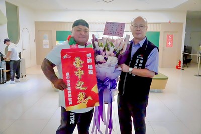運動局副局長謝明儒代表盧市長與游局長前往接機