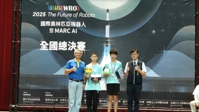 蔣偉民局長與冠軍選手合影