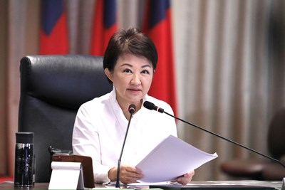 以「台中公園湖心亭」為設計主軸 盧市長宣布:「台中新市旗」出爐!
