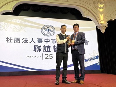 張局長致贈公會獎座。林理事長(右)代表受獎