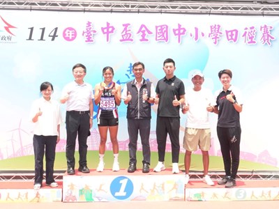 (主照)忠明高中高一新鮮人陳羿岑（中）勇奪高中女子400公尺金牌，破大會紀錄